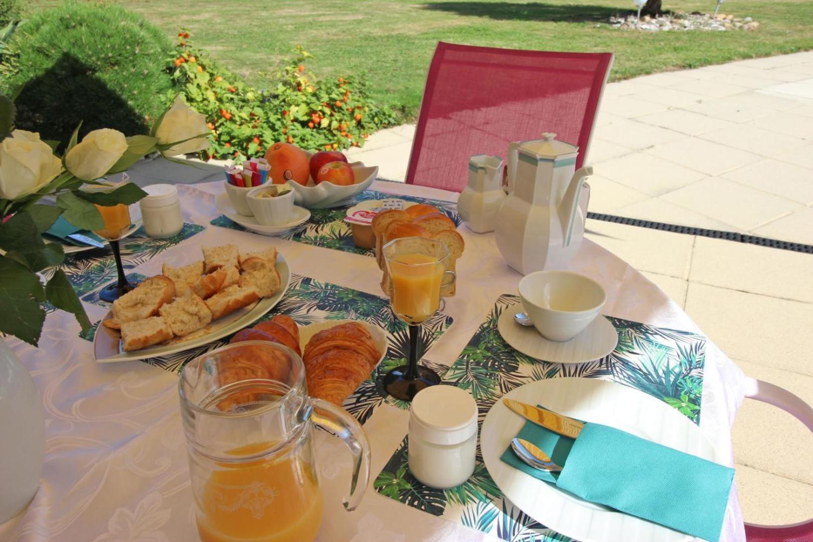 Les Carpes A Limoges Bed & Breakfast Exterior photo